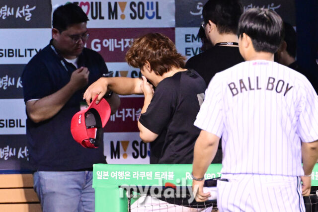 기아 고종욱이 눈물을 닦으며 취재진과 인터뷰를 하기 위해 이동하고 있다.