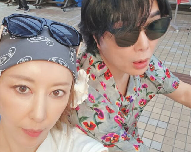 더운 날씨에 지친 표정을 하고 있는 김완선과 태양. / 김완선 소셜미디어 캡처