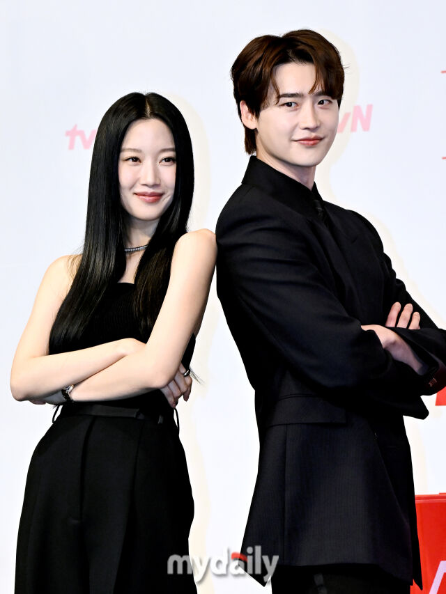 배우 문가영(왼쪽)과 이종석이 1일 오후 서울 신도림 더링크호텔에서 진행된 tvN 주말드라마 '서초동' (극본 이승현, 연출 박승우) 제작발표회에서 포토타임을 갖고 있다. / 송일섭 기자