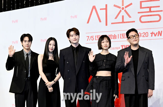 배우 강유석, 문가영, 이종석, 류혜영, 임성재(왼쪽부터)가 1일 오후 서울 신도림 더링크호텔에서 진행된 tvN 주말드라마 '서초동' (극본 이승현, 연출 박승우) 제작발표회에서 포토타임을 갖고 있다. / 송일섭 기자