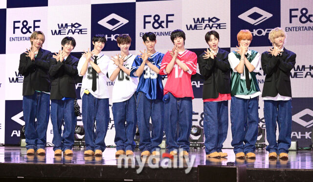 그룹 아홉(AHOF)이 시그니처 포즈를 취하고 있다. / 사진 = 유진형 기자 (zolong@mydaily.co.kr)