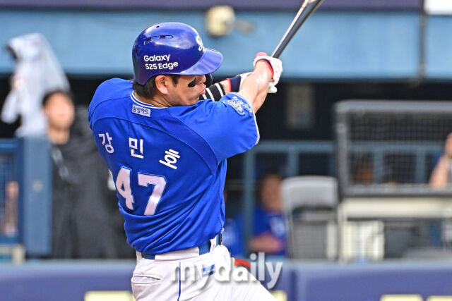 1일 서울 잠실야구장에서 열린 '2025 신한 SOL BANK KBO리그' 삼성 라이온즈와 두산 베어스 경기. 삼성 강민호가 1사 1루에 선제 투런포를 치고 있다./잠실=한혁승 기자