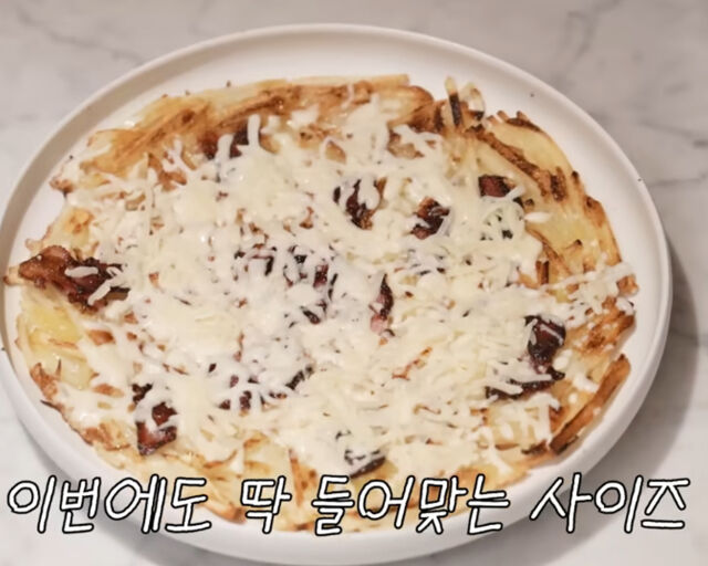 이민정이 아들이 좋아하는 포테이토 베이컨 치즈전을 완성했다. / 유튜브 '이민정 MJ' 캡처