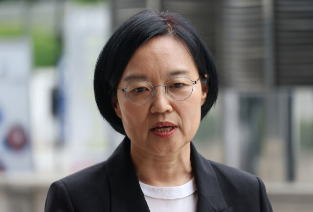 한성숙 중소기업벤처부 장관 후보자가 취재진들의 질문에 답변하고 있다. /뉴시스