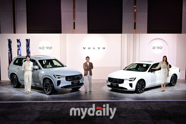 볼보자동차코리아가 2일 서울 광진구 그랜드 워커힐에서 신형 XC90(왼쪽)과 S90을 공개했다. 이윤모 볼보자동차코리아 대표(가운데)와 모델들이 포즈를 취하고 있다. /곽경훈 기자