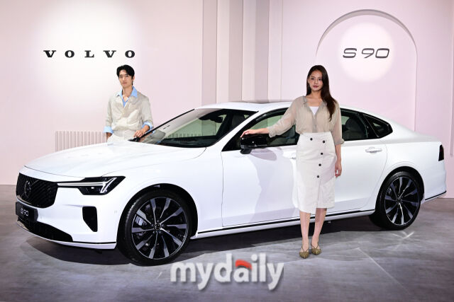 2일 서울 광진구 그랜드 워커힐에서 열린 볼보자동차코리아 신형 ‘XC90·S90’ 미디어 행사에서 모델들이 S90 차량 옆에서 포즈를 취하고 있다. /곽경훈 기자
