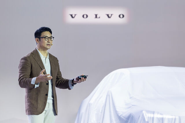 이윤모 볼보자동차코리아 대표가 2일 서울 광진구 그랜드 워커힐에서 볼보 ‘XC90·S90’ 미디어 행사에서 발표하고 있다. /볼보자동차코리아