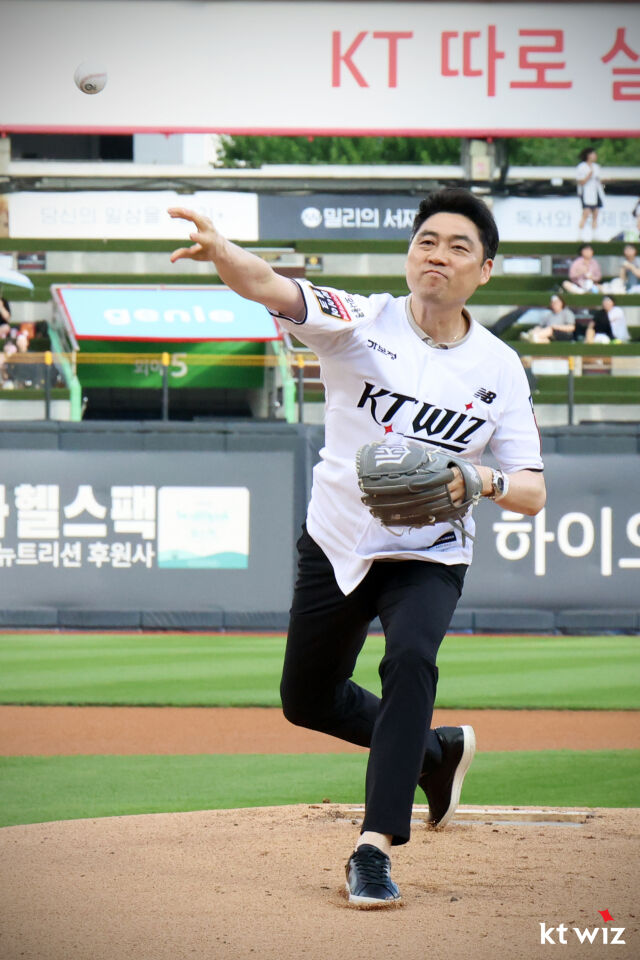 시구를 진행하고 있는 김동문 익산시 홍보대사./KT 위즈