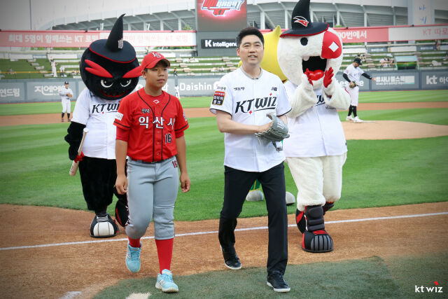 시구와 시타를 마친 김동문 홍보대사와 안종진 선수./KT 위즈