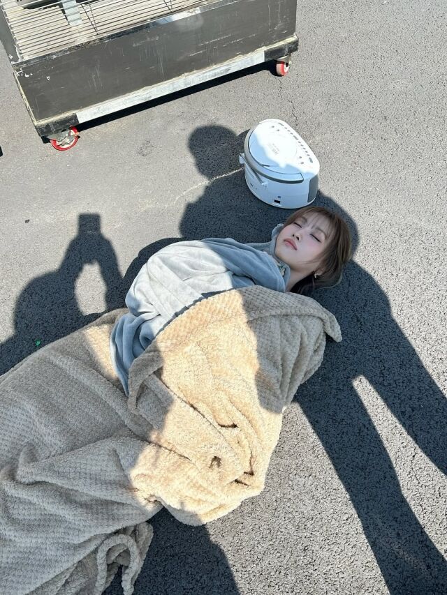 트와이스 모모가 담요를 두른 채 바닥에 누웠다. / 모모 인스타그램 캡처