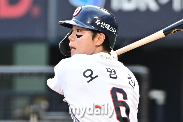 2일 서울 잠실야구장에서 열린 '2025 신한 SOL BANK KBO리그' 삼성 라이온즈와 두산 베어스 경기. <br><br>두산 오명진이 3회말 1사에 친 타구가 수비 정면으로 향했다. 타구를 바라보는 오명진./마이데일리