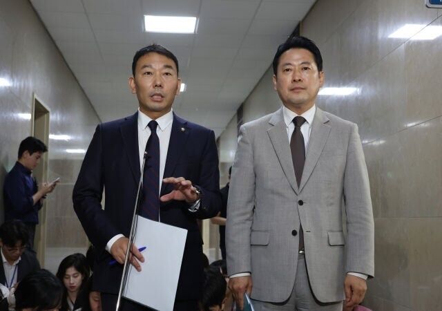 김용민 더불어민주당 법사위 간사(왼쪽)와 장동혁 국민의힘 법사위 간사가 2일 서울 여의도 국회에서 상법 개정 관련 논의를 마친 뒤 기자들에게 브리핑을 하고 있다. /뉴시스