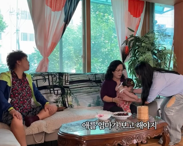 이명화가 랄랄에게 잔소리를 하고 있다. / 유튜브 '랄랄' 캡처