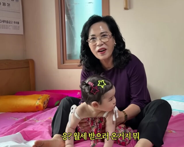 영상에서 502호는 랄랄의 친정엄마로 열연을 펼치고 있다. / 유튜브 '랄랄' 캡처
