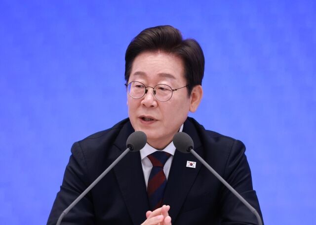 이재명 대통령이 3일 청와대 영빈관에서 열린 '대통령의 30일, 언론이 묻고 국민에게 답하다' 기자회견에서 취재진 질문에 답하고 있다. /뉴시스