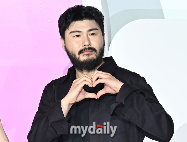 가수 카더가든이 3일 오전 서울 용산CGV에서 진행된 넷플릭스 '모태솔로지만 연애는 하고 싶어' 제작발표회에서 포토타임을 갖고 있다. / 송일섭 기자(andlyu@mydaily.co.kr)