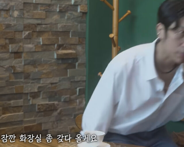 빽가가 문원의 이혼과 딸 고백에 자리를 박차고 화장실로 갔다. / 유튜브 '어떠신지?!?' 캡처