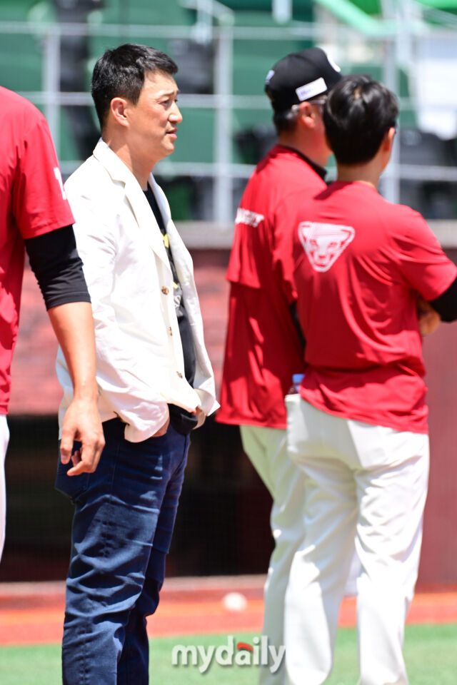 부진을 겪고 있는 최정의 훈련 모습을 지켜보는 SSG 김재현 단장.
