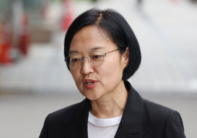 한성숙 중소벤처기업부 장관 후보자가 지난달 24일 서울 여의도 인사청문회 준비 사무실로 출근하던 중 취재진 질문에 답하고 있다. /뉴시스