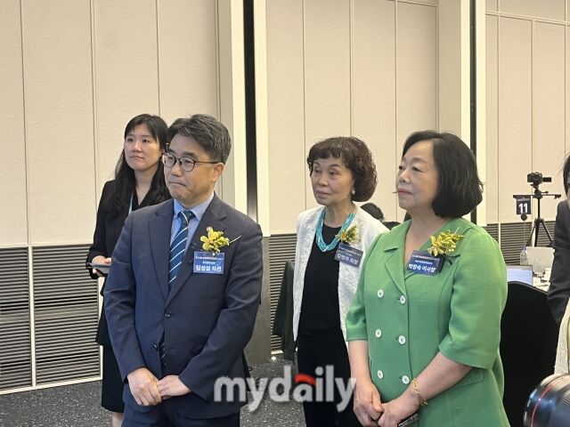 서울 용산구에 위치한 나인트리 프리미어 로카우스 호텔에서 열린 ‘제26회 여성창업경진대회’ 시상식에서 전시된 수상작에 대한 설명을 듣고 있는 김성섭 중소벤처기업부 차관(왼쪽)과 박창숙 (재)여성기업종합지원센터 이사장. /심지원 기자