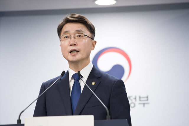 류제명 과학기술정보통신부 제2차관이 4일 오후 서울 종로구 정부서울청사 본관 브리핑룸에서 'SK텔레콤 침해사고 최종 조사결과' 관련 브리핑을 하고 있다. /과학기술정보통신부