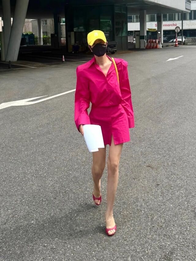 배우 김혜수가 초미니 핫핑크 원피스를 입고 숨길 수 없는 '톱스타' 포스를 뽐냈다. / 김혜수 인스타그램