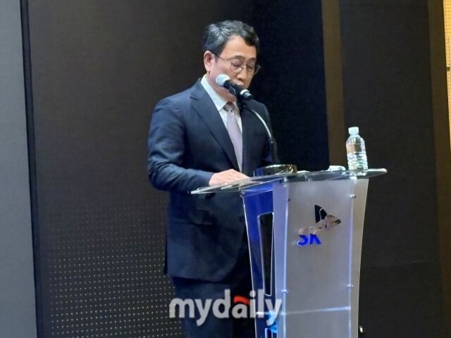 유영상 SK텔레콤 대표가 4일 서울 SKT 본사에서 열린 기자간담회에서 발표하고 있다. /박성규 기자
