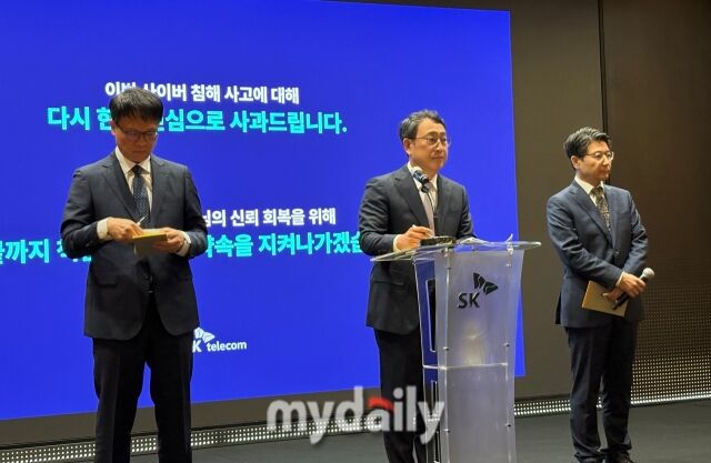 왼쪽부터 류정환 Network Infra센터장, 유영상 CEO, 임봉호 MNO사업부장. /박성규 기자