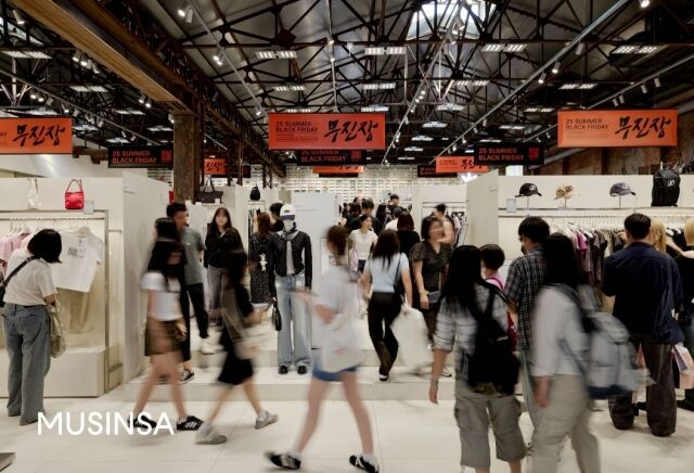 지난 6월 ‘무진장 2025 여름 블랙프라이데이’를 진행한 무신사 스토어 성수@대림창고 매장. /무신사