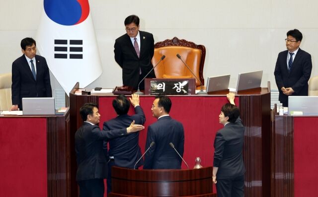 4일 31조8000억원 추경안이 국회에서 여당 주도로 의결됐다. 사진은 송언석(아래 왼쪽 두번째) 국민의힘 비상대책위원장 겸 원내대표와 유상범 원내운영수석, 김은혜 원내정책수석이 4일 오후 서울 여의도 국회 본회의장에서 더불어민주당의 내부사정으로 본회의가 지연되는 것에 대해 우원식 국회의장에게 항의를 하고 있다. 이에 문진석(아래 왼쪽) 민주당 원내운영수석이 양해를 구하고 있다. /뉴시스