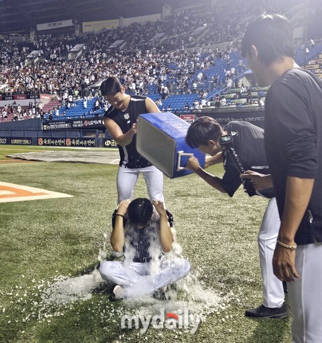 KT 위즈 오원석이 동료들에게 축하 물세례를 받고 있다./잠실=심혜진 기자