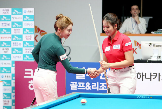 2022-23시즌 월드챔피언십 결승전에서 맞대결을 가진 김가영과 스롱 피아비./PBA