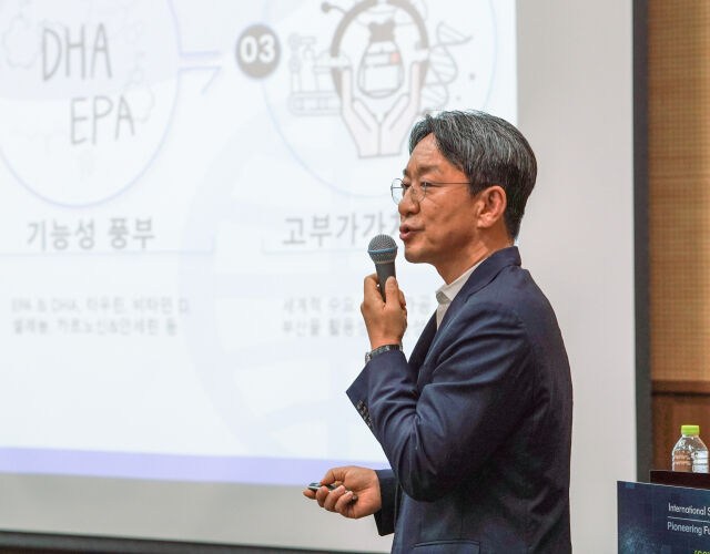 이기웅 동원F&B 식품과학연구원장이 지난 4일 김대중컨벤션센터에서 열린 '2025 한국식품과학회 국제학술대회'에서 참치 부산물을 활용한 기능성 소재 개발에 대해 주제발표를 하고 있다. /동원F&B