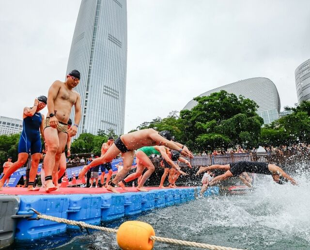 ‘2025 롯데 아쿠아슬론’ 성료…깨끗해진 석촌호수에 철인 800명 열기 후끈