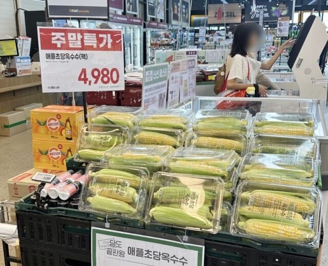 통합 ERP 기반의 공동 매입 덕분에 트렌디한 농산물인 초당옥수수도 이제 집 앞 에브리데이 매장에서 쉽게 만나볼 수 있다. /이마트