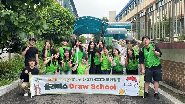 BBQ의 대학생 봉사단 ‘올리버스(Olive us)’ 3기가 서울 구로구에 위치한 공립 구로초등학교를 방문해 내부 벽화 그리기 봉사활동을 진행했다. /BBQ