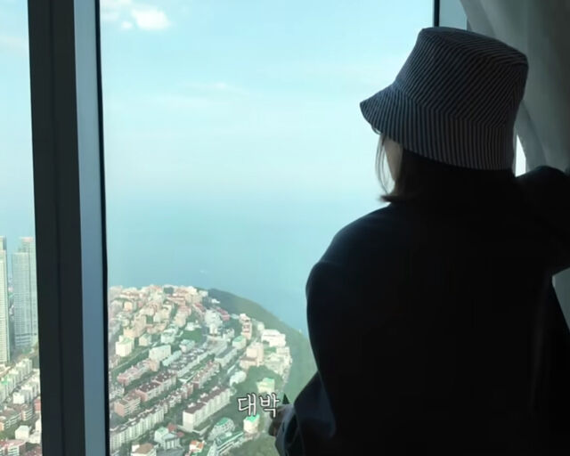 이미숙은 91층 높이의 숙소에서 창 밖을 바라보며 감탄을 연발했다. / 유튜브 '숙스러운 미숙씨' 캡처