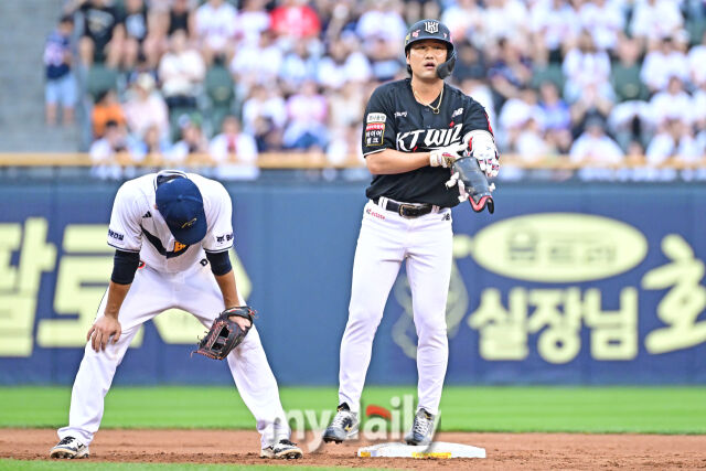 6일 서울 잠실야구장에서 열린 '2025 신한 SOL BANK KBO리그' KT 위즈와 두산 베어스 경기. KT 김상수가 4회초 2사에 2타점 적시 2루타를 친 후 기뻐하고 있다./잠실=한혁승 기자