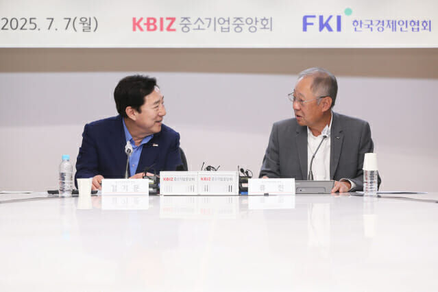 류진 한국경제인협회 회장(오른쪽)과 김기문 중소기업중앙회 회장 . /한경협