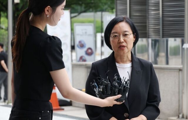 한성숙 중소벤처기업부 장관 후보자가 지난달 24일 서울 여의도 인사청문회 준비 사무실로 출근하던 중 취재진 질문에 답하고 있다. /뉴시스