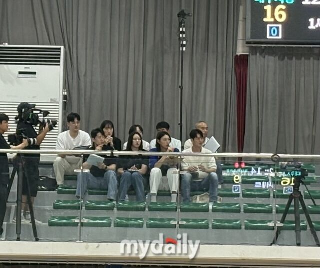 경기를 관람하는 김연경(아랫줄 오른쪽에서 두 번째)./단양=김희수 기자