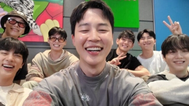 보이그룹 방탄소년단(BTS)가 팬 플랫폼 위버스 라이브 방송에서 내년 봄 컴백을 예고했다. / 위버스 라이브 방송 캡쳐