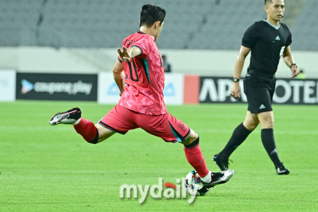 7일 경기도 용인미르스타디움에서 열린 2025 동아시아축구연맹(EAFF) E-1 풋볼 챔피언십(동아시안컵) 한국-중국 경기. 전반 이동경이 선제골을 넣고 있다./용인=한혁승 기자