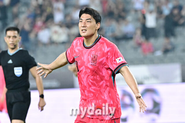 7일 경기도 용인미르스타디움에서 열린 2025 동아시아축구연맹(EAFF) E-1 풋볼 챔피언십(동아시안컵) 한국-중국 경기. 전반 주민규가 헤딩으로 팀의 두 번째 골을 넣은 후 기뻐하고 있다./용인=한혁승 기자