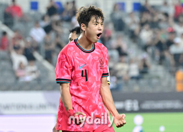 7일 경기도 용인미르스타디움에서 열린 2025 동아시아축구연맹(EAFF) E-1 풋볼 챔피언십(동아시안컵) 한국-중국 경기. 김주성이 후반 팀의 세 번째 골을 넣고 기뻐하고 있다./용인=한혁승 기자