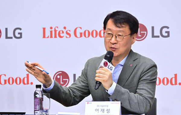이재성 LG전자 ES사업본부장 부사장이 8일 마곡 LG사이언스파크에서 열린 기자간담회에서 냉난방공조(HVAC) 사업 전략방향과 AI 데이터센터향 솔루션 등을 소개하고 있다. /LG전자
