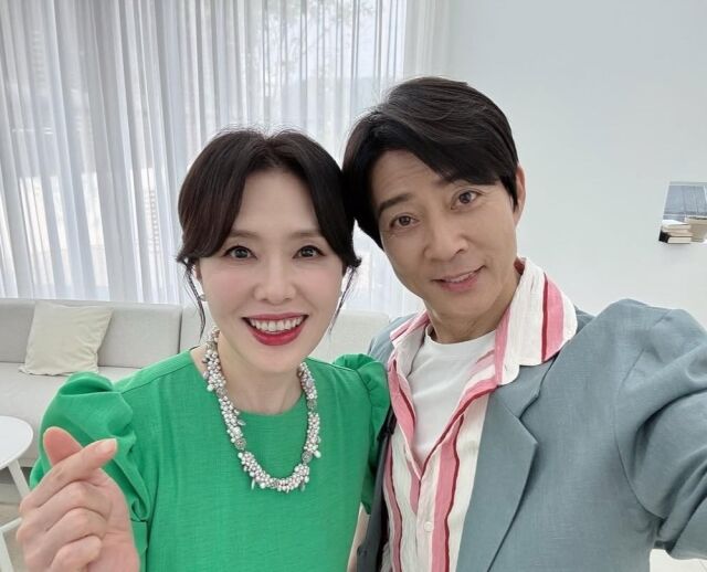 배우 최수종·하희라 부부가 손하트 포즈를 하며 다정하게 찍은 사진을 공개했다. / 하희라 인스타그램