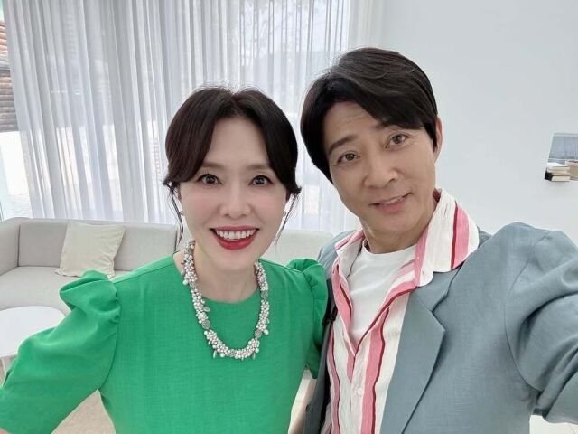 대표 잉꼬부부 최수종·하희라가 나란히 미소 짓고 있다. / 하희라 인스타그램