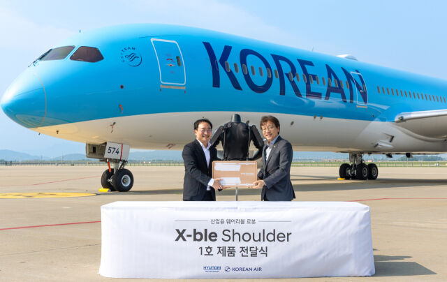 현동진 현대차∙기아 로보틱스랩 상무(왼쪽)와 정현보 대한항공 항공우주사업본부 상무(오른쪽) 가 '엑스블 숄더' 1호 전달식 후 기념사진을 촬영하는 모습. /현대차∙기아