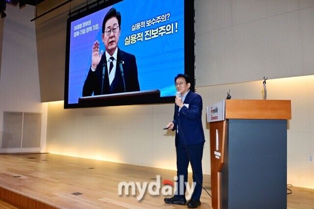 포럼에서 권칠승 더불어민주당 국회의원(전 중소벤처기업부 장관)이 기조연설자로 나서 '이재명 정부의 경제 정책'에 대해 진단하고 있다. /곽경훈 기자